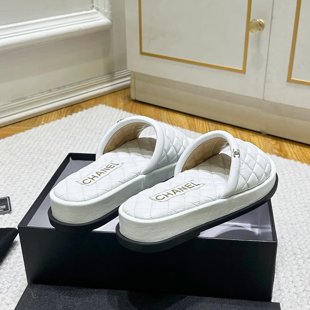 🤝🤝🤝P丶280, Chanel classic sandals, fashion is fleeting, but style lasts forever! This season’s slippers are a classic among Xiangjia classics! Solid color lattice matching, double C hardware buckle. Simple and exquisite! ! ! Fabric: Original sheepskin imported from Italy, sheepskin lining, rubber sole! Code number: 35-40 (41 customized).
